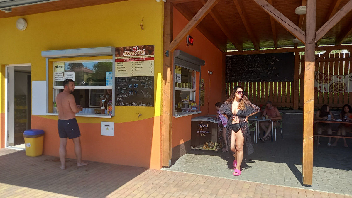 FOTO: Koupaliště v Lukách bylo v červenci čtrnáct dní zavřené, nyní opět ožilo