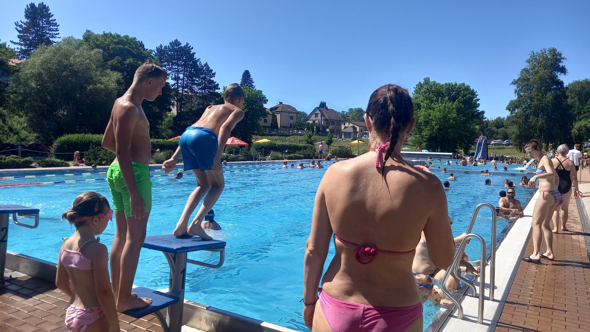 FOTO: Koupaliště v Lukách bylo v červenci čtrnáct dní zavřené, nyní opět ožilo