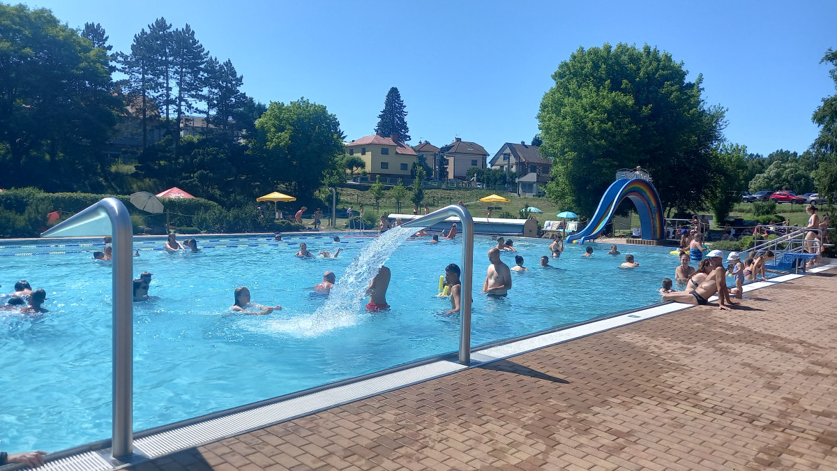 FOTO: Koupaliště v Lukách bylo v červenci čtrnáct dní zavřené, nyní opět ožilo