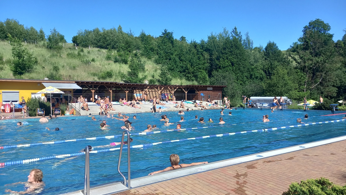 FOTO: Koupaliště v Lukách bylo v červenci čtrnáct dní zavřené, nyní opět ožilo