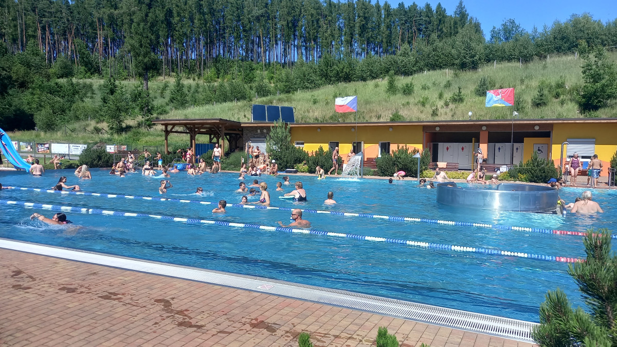 FOTO: Koupaliště v Lukách bylo v červenci čtrnáct dní zavřené, nyní opět ožilo