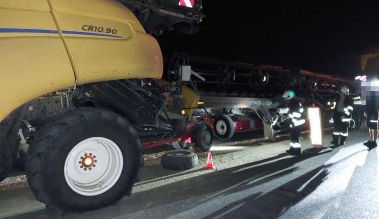 Srážka při dvacetikilometrové rychlosti a škoda čtyři miliony. U Jičína se střetly dva kombajny