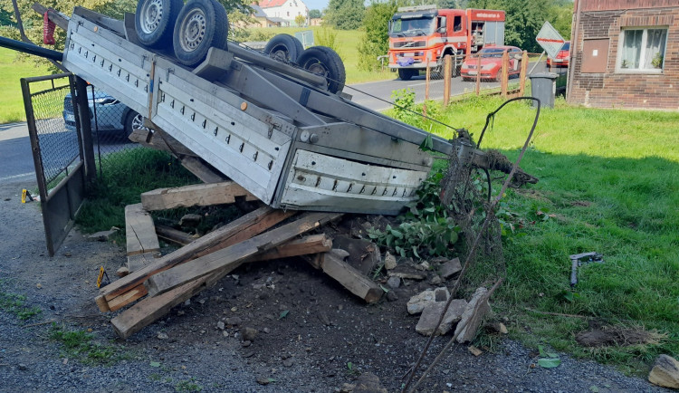 Nehoda ve Sloupu. Auto s přívěsem se převrátilo