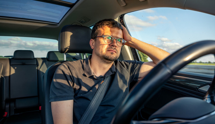 Horko ovlivňuje i naše cestování v autě. Na co všechno by řidiči měli myslet?