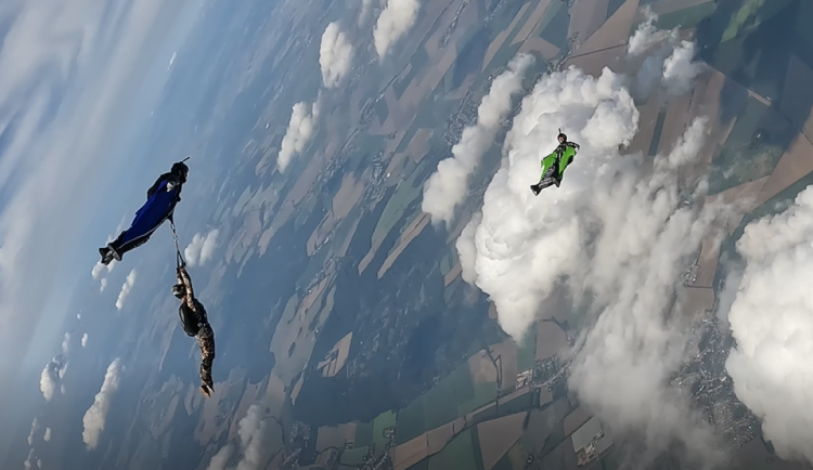 VIDEO: Parašutisté klouzají vzduchem. V Prostějově začíná mistrovství Evropy ve wingsuit-flyingu