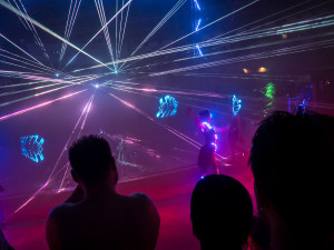 Noční Karibik v Aquapalace Praha nabízí hudbu, drinky, laser show a mořské vlnobití