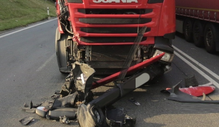 U dálnice se srazily dva kamiony, škoda je 750 tisíc korun