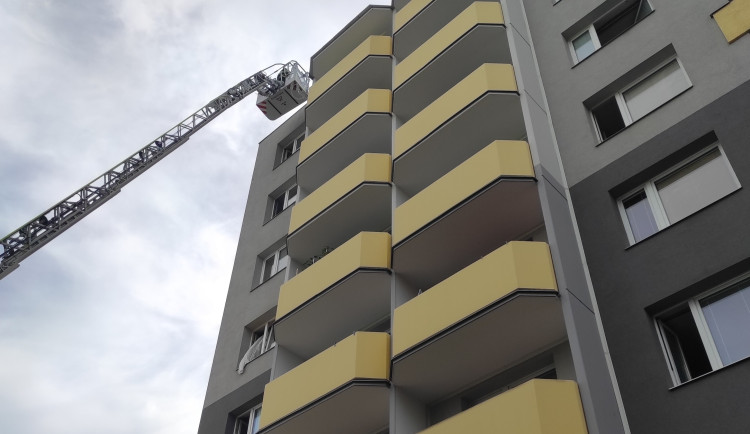 Hasiči evakuovali padesát lidí při požáru sklepa v paneláku v Prostějově, škoda je milion korun