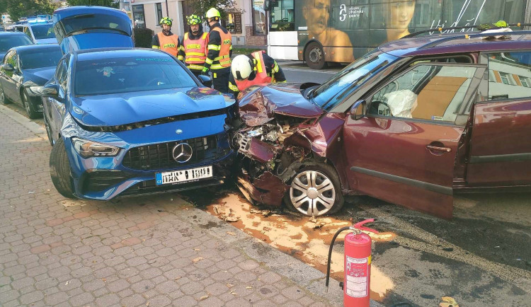 Řidič naboural na Lidické do zaparkovaného vozu, skončil v nemocnici