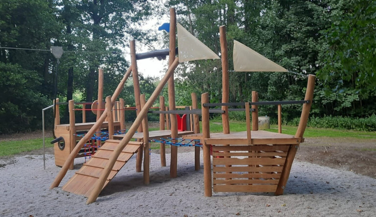 Děti v Tachově mohou dovádět na lodi s lanovkou, hřiště vymysleli sami občané