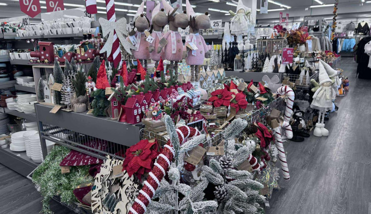 ANKETA: Vánoční sezona v hradeckém kraji zahájena. První obchod začal nabízet vánoční sortiment