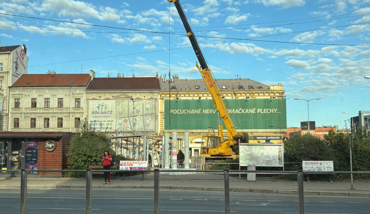 Obří billboard nedaleko synagogy šel k zemi. Další budou brzy následovat