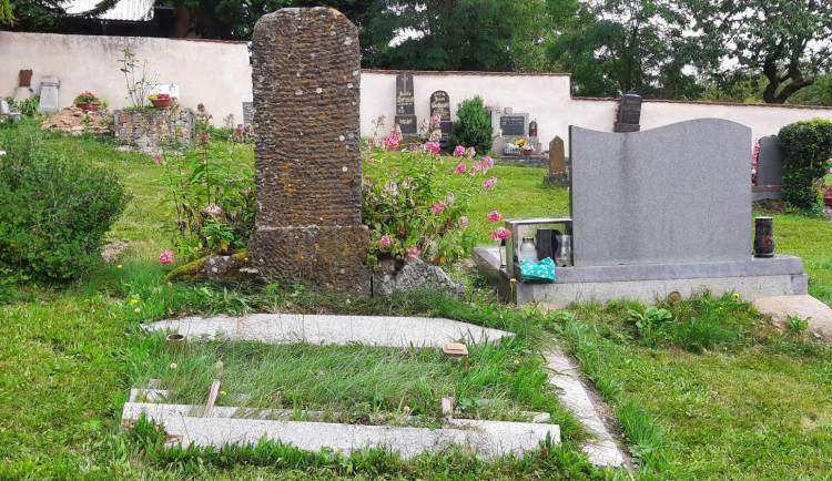 Ze hřbitova někdo ukradl náhrobní desku. Po zloději pátrá policie