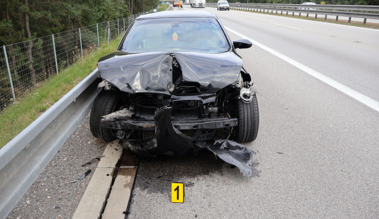 Naléhavá výzva policie: Hledá se řidič, který po dnešní nehodě na dálnici utekl