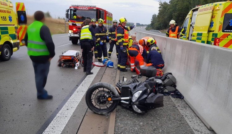 Motorkář se vážně zranil na dálnici D5, na místě zasahoval záchranářský vrtulník