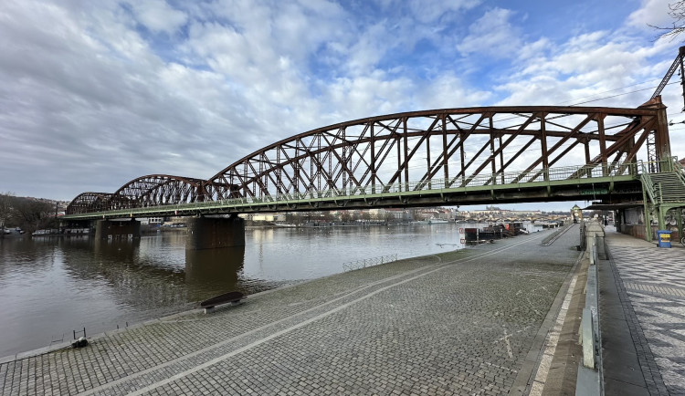 Bagr strhl trakční vedení u Výtoně, z vlaku na mostě evakuovali cestující