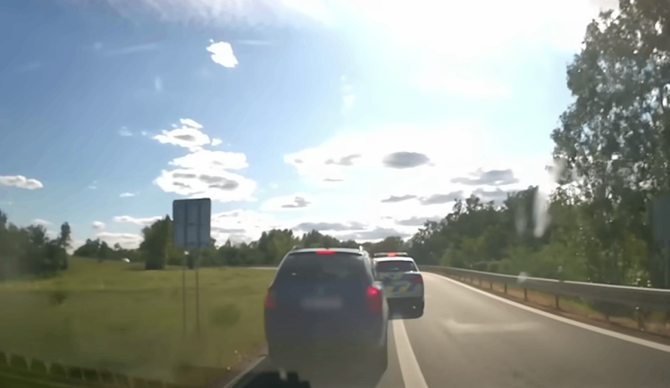 Brněnský pirát silnic nezná mezí. Nezastavily ho zákazy řízení ani odtahovka