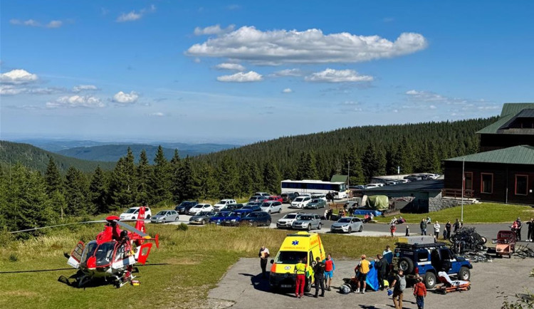 Střet cyklisty s mladou ženou na koloběžce, dívka utrpěla zranění zad a pánve