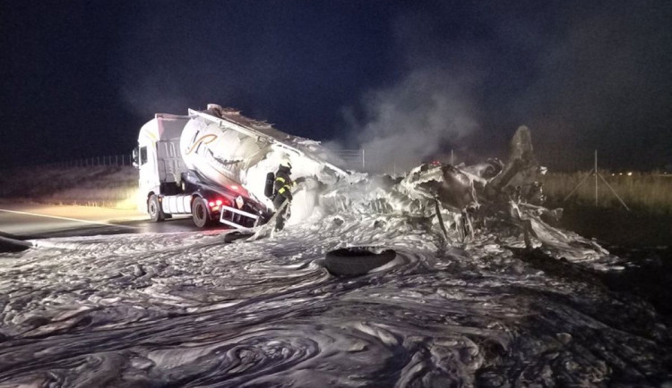 Cisterna na D11 skončila v plamenech, škody jdou do milionů