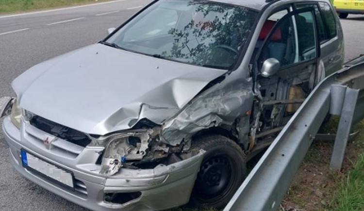 Řidička nabourala, když se vyhýbala nepozornému řidiči. Toho nyní hledá policie