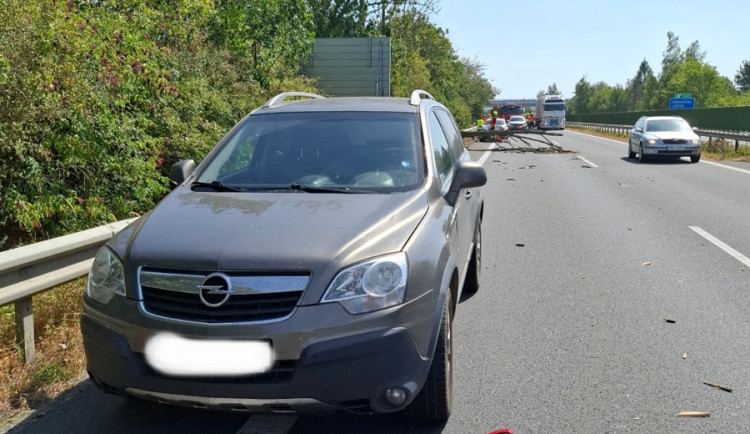 Nehody na D35 i poničené střechy. Vichr udeřil v Olomouckém kraji, hasiči řeší desítky událostí