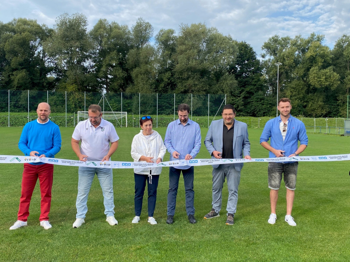 Fotbalisté si mohou užívat nové hřiště přímo v centru Havířova