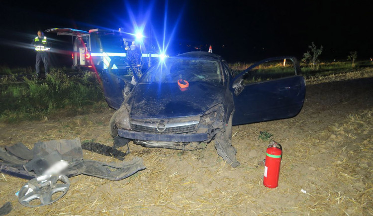 Hrozivý karambol na Šumpersku: přes střechu šlo auto s pěti lidmi