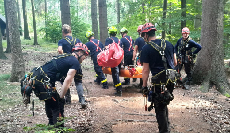 Zřítil se z prudké stráně na Riegrově stezce, hasiči muže hodinu hledali