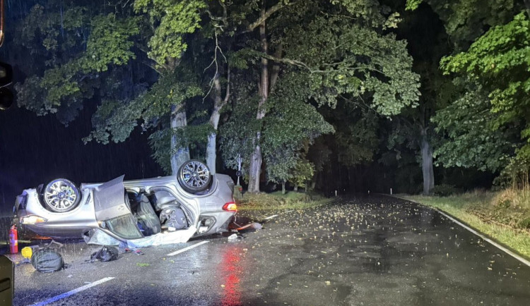 Řidič nezvládl rychlou jízdu. Skončil v nemocnici, spolujezdec na místě zemřel