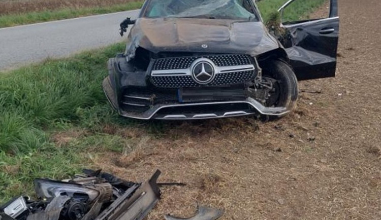 Řidič mercedesu jel moc rychle, po havárii skončil v poli