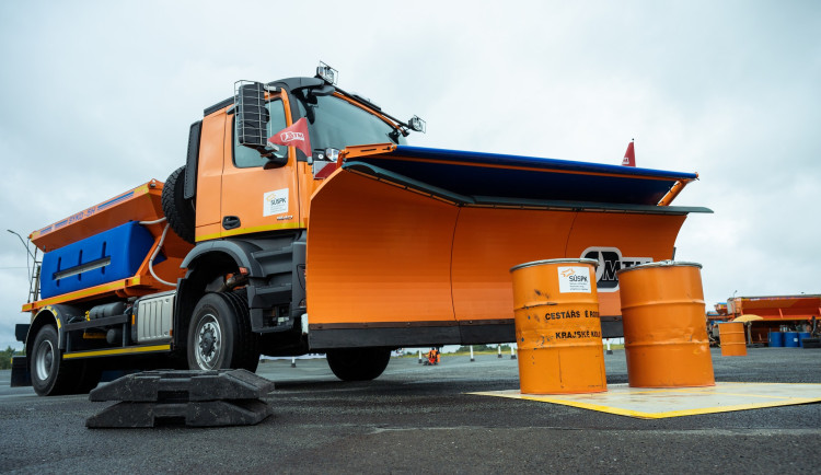 Cestáři poměřili své síly na záludné překážkové trati, projet ji museli se sypačem