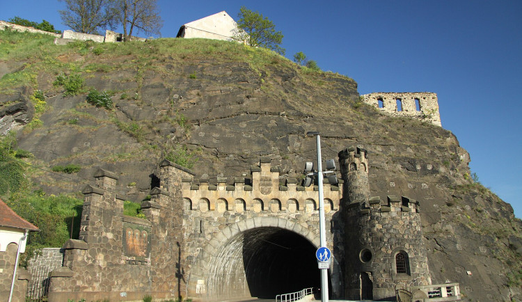 Z vyšehradské skály padaly kameny, uvolnil je prudký déšť