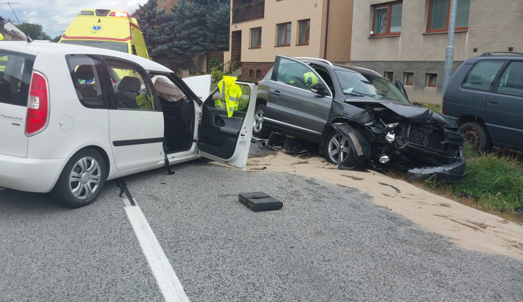 Šestaosmdesátiletá řidička přejela do protisměru, při nehodě se zranili tři lidé