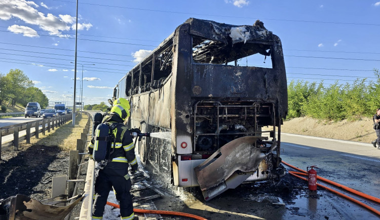 Na Pražském okruhu u Barrandova shořel autobus, provoz směr letiště byl omezen