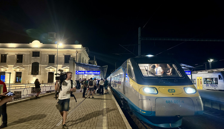 Nový milník vlakové dopravy, hodnotí cestující první jízdu Pendolinem do Českých Budějovic