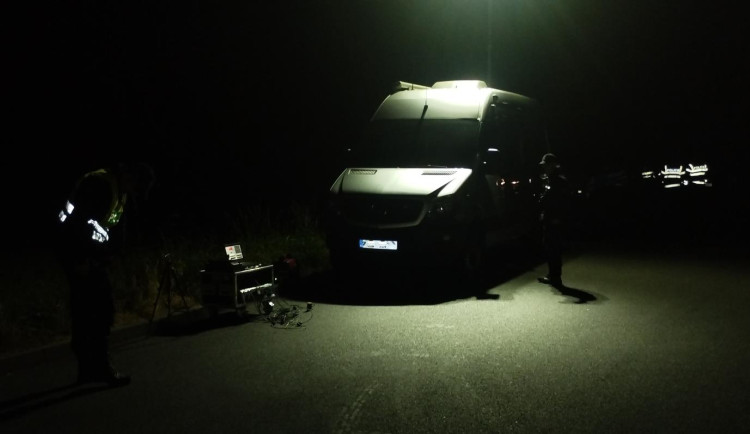 Policisté hledali v kamionech migranty. Speciální přístroj zaznamená tlukot srdce