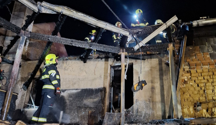 Hasiči bojovali s požárem domu a stodoly na Litovelsku, uvnitř byly nádoby s hořlavinami