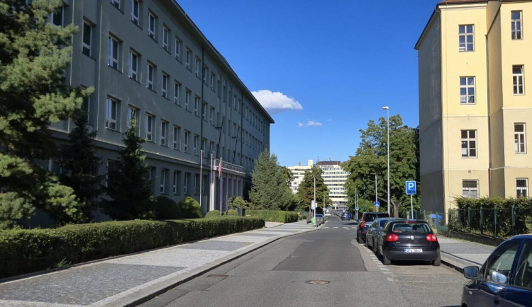 Praha 6 kritizovala TSK kvůli nedodaným značkám. Zadání přišlo pozdě, brání se firma