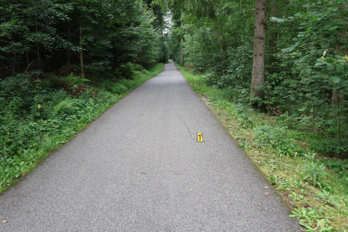 74letou ženu srazil na cyklostezce 76letý cyklista. Policie hledá svědky