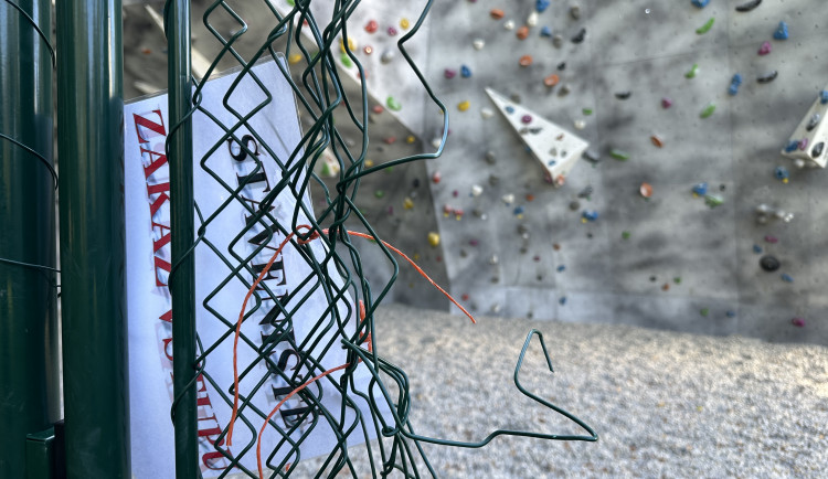 Lezeckou ještě ani neotevřeli a už ji poničili vandalové, teď slouží pro parkování kol