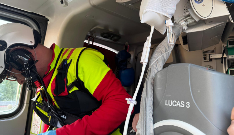 Muž spadl z jeřábu, první pomoc mu poskytovali svědci