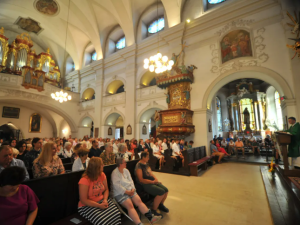 Vděční farníci v Třebíči poděkovali faráři. Na nové auto vybrali přes 600 tisíc
