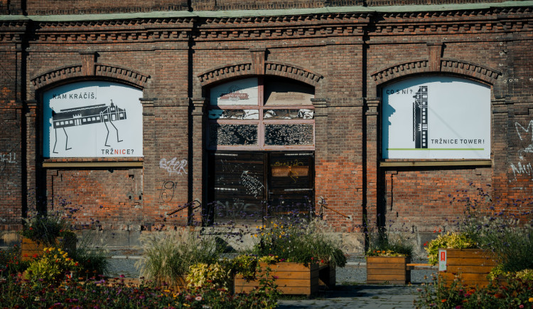 Kam kráčíš, tržnice? Umělci upozornili na nevyužitou historickou budovu v Olomouci