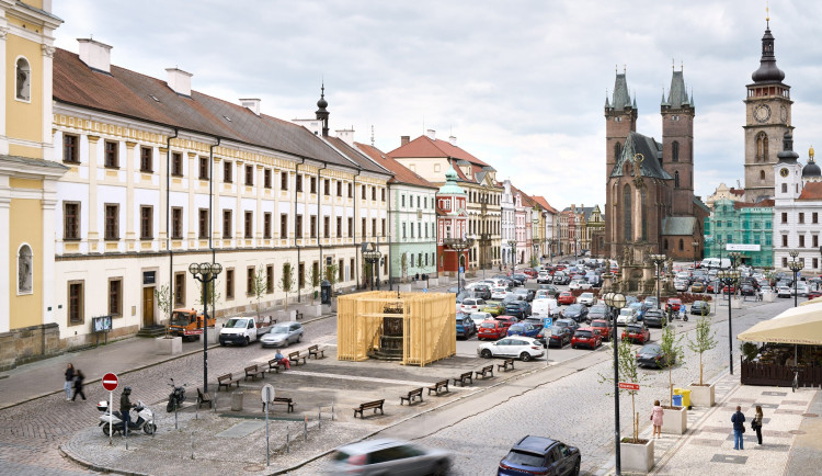 Hradec Králové pokračuje v proměně Velkého náměstí. Úpravy kolem historické studny