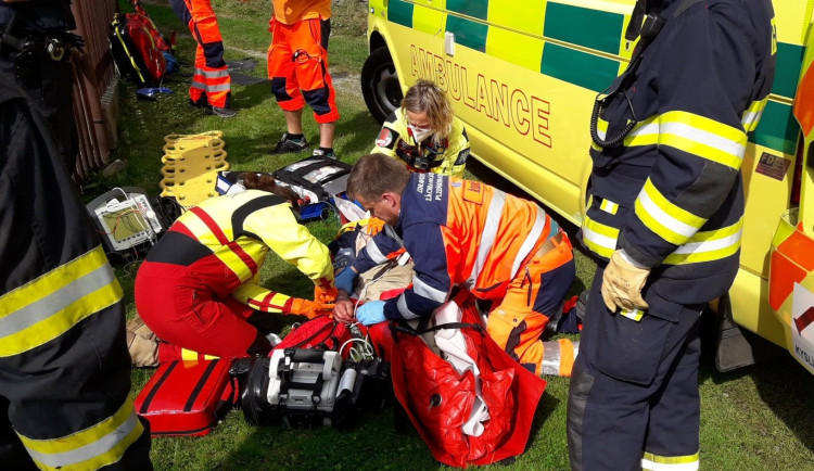 Motorkář zahynul po nárazu do osobního automobilu. Jeho řidič mu nedal přednost