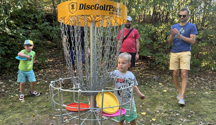 VIDEO: V Jihlavě jsme si zahráli disgolf s čtenáři. O dobrou zábavu nebyla nouze