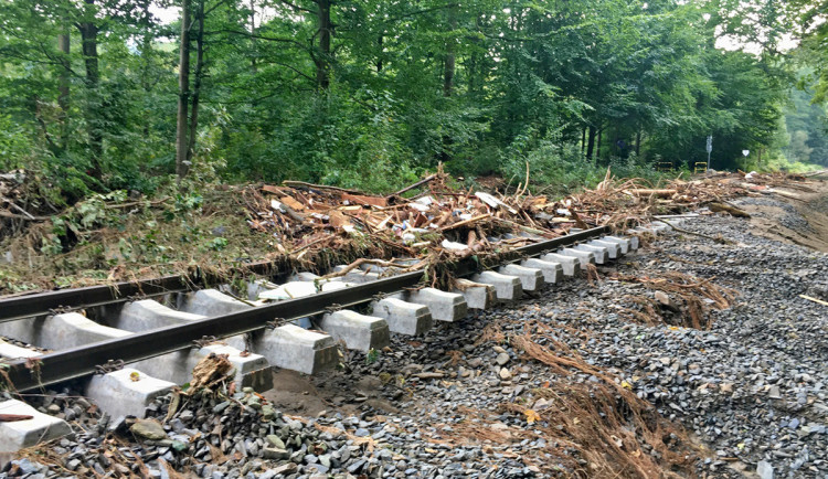 Na zdevastované tratě na Jesenicku se vrátí vlaky v polovině prosince, opravy stojí přes půl miliardy