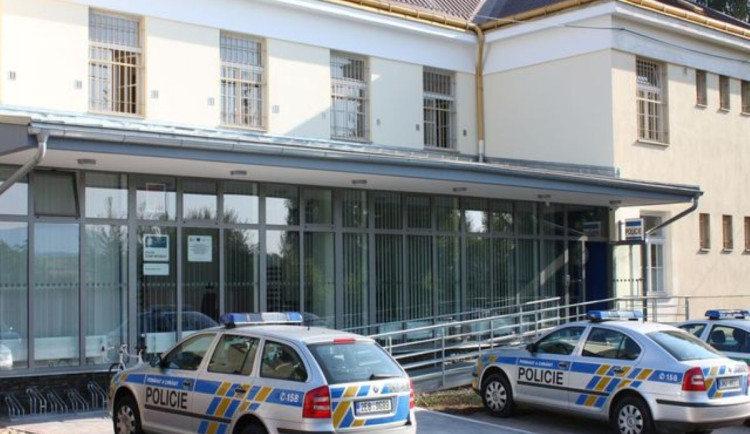 Zdrogovaný řidič si v Trutnově hrál na bratra, policisté mu na to neskočili