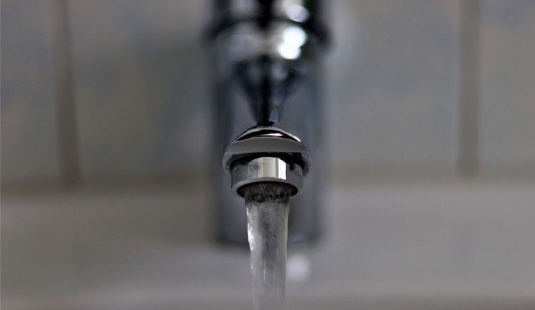 Smrdí jak žumpa, stěžují si Olomoučané na pitnou vodu. Je v pořádku, příčiny řešíme, tvrdí vodárny