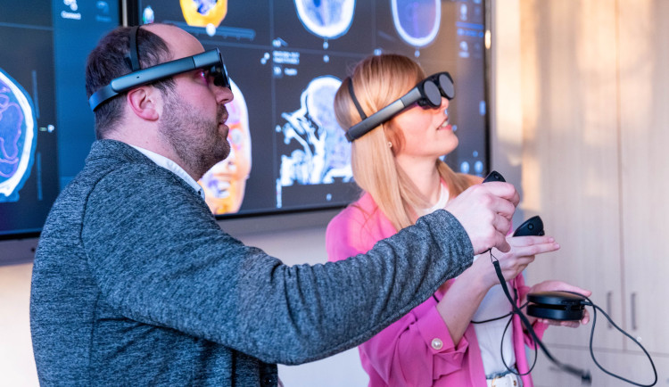 Chirurgie s pomocí AI? Ostravská univerzita otevírá první katedru umělé inteligence v Česku